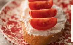 Crostino con formaggio fresco e pomodorini